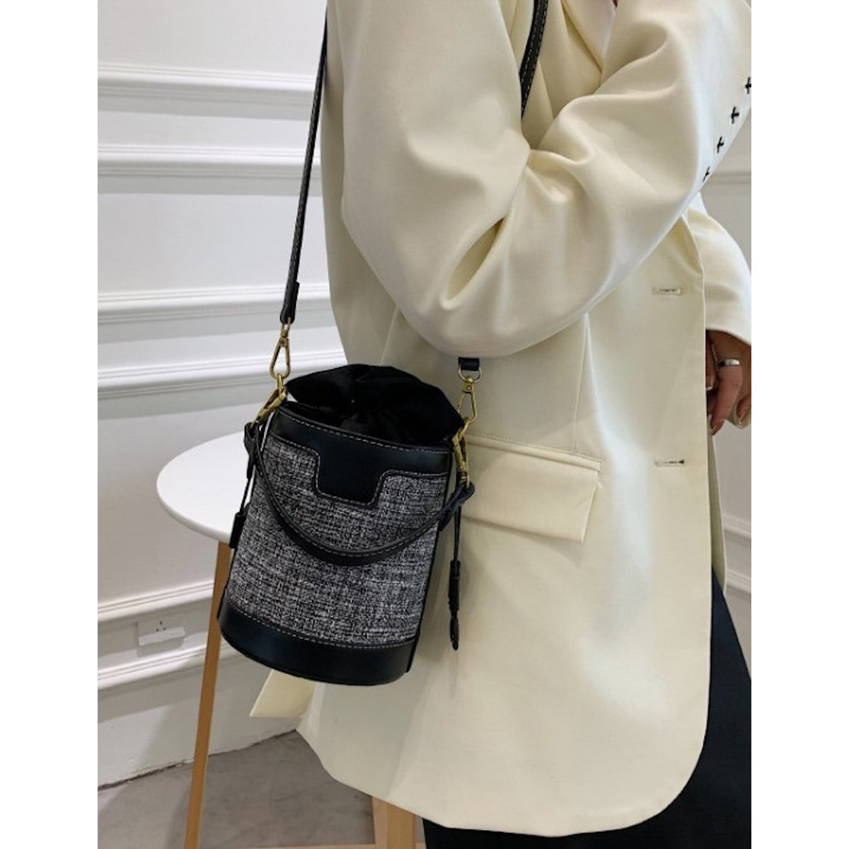 Kleine Crossbody-Handtasche in Eimerform (2 Farboptionen)