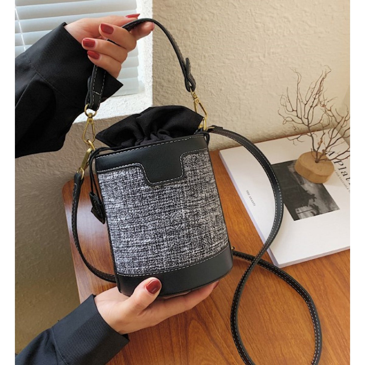 Kleine Crossbody-Handtasche in Eimerform (2 Farboptionen)