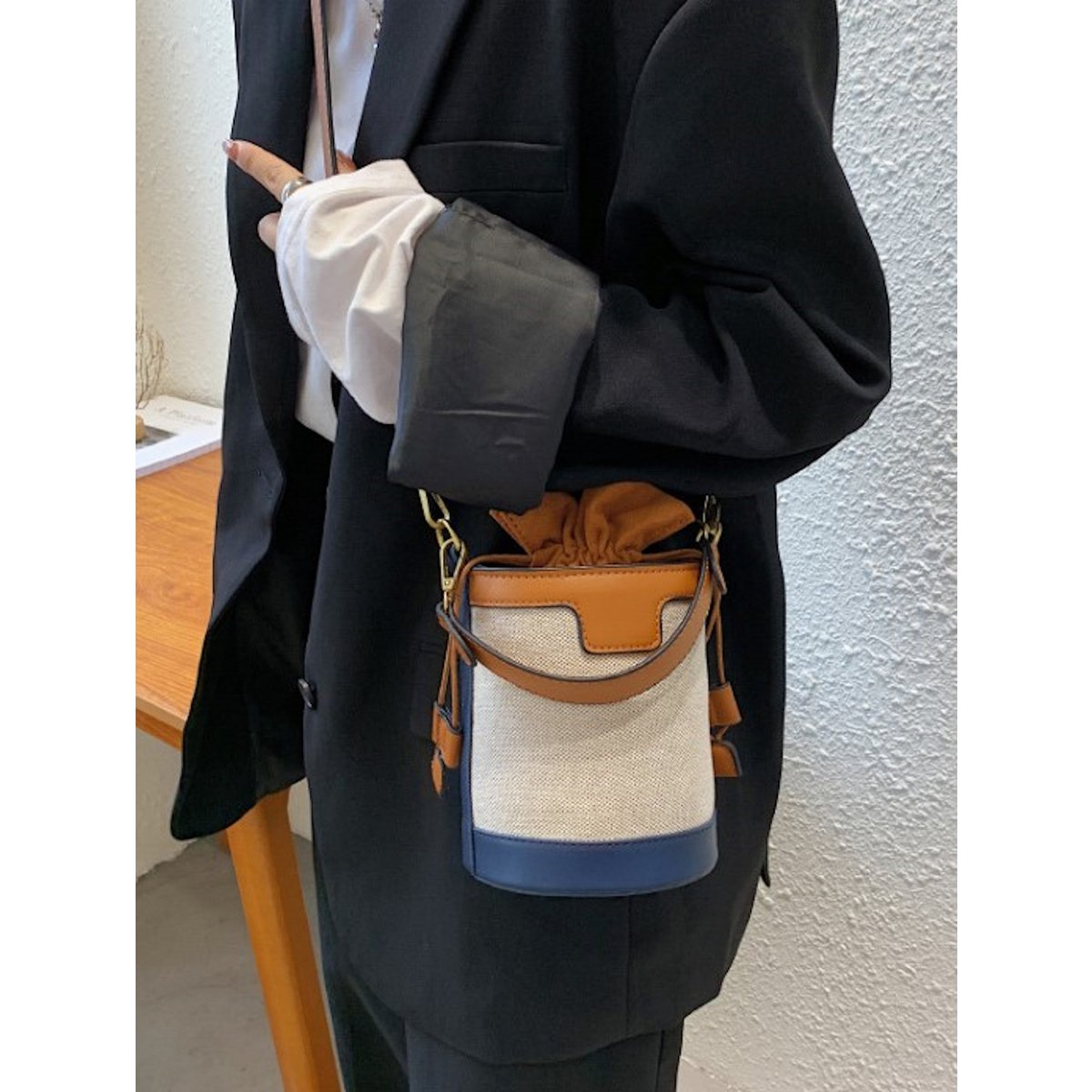 Kleine Crossbody-Handtasche in Eimerform (2 Farboptionen)