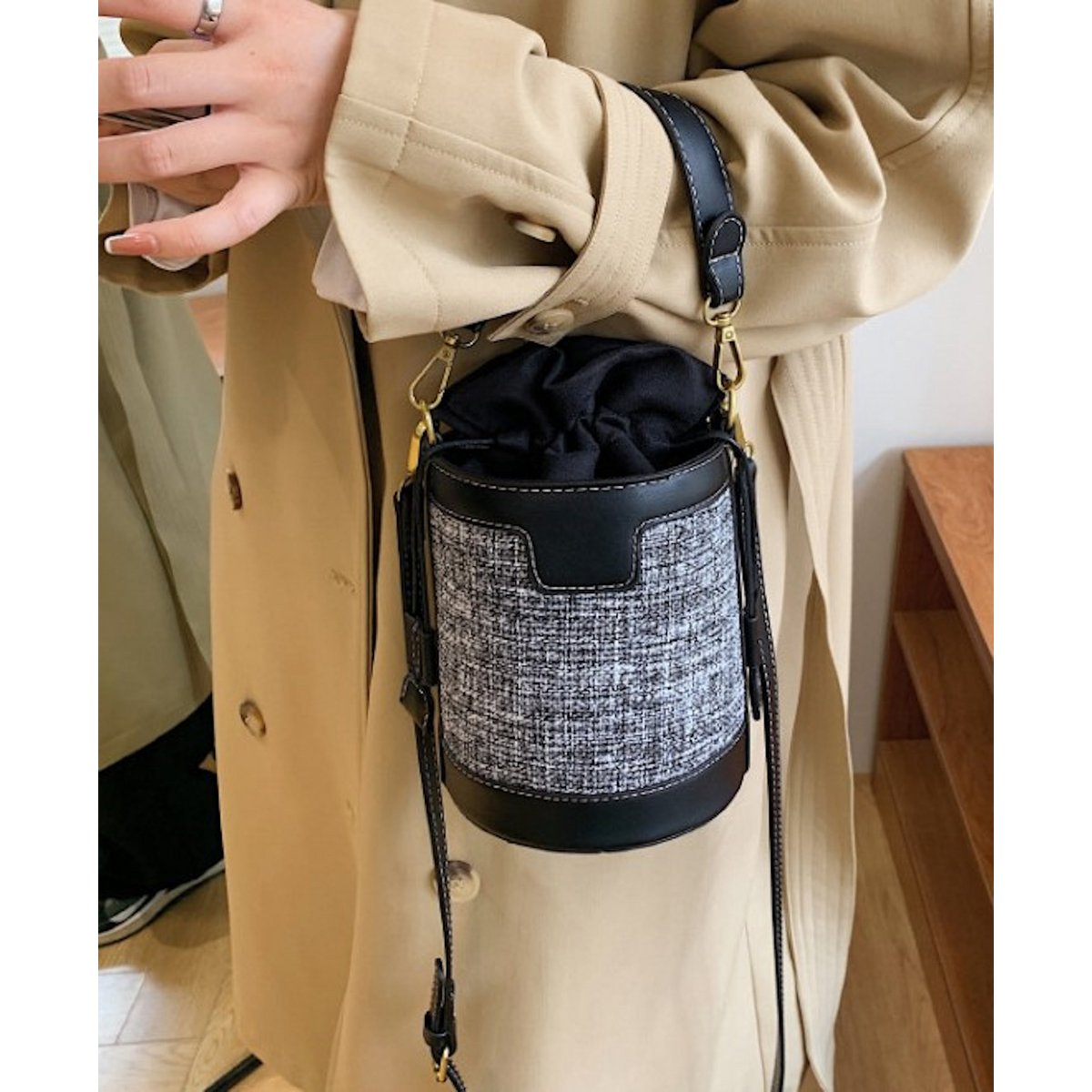 Kleine Crossbody-Handtasche in Eimerform (2 Farboptionen)