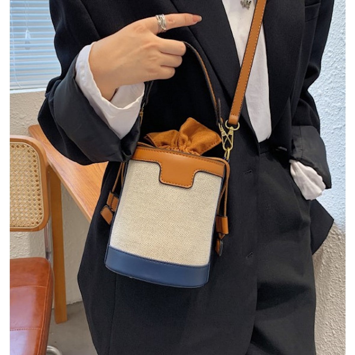 Kleine Crossbody-Handtasche in Eimerform (2 Farboptionen)
