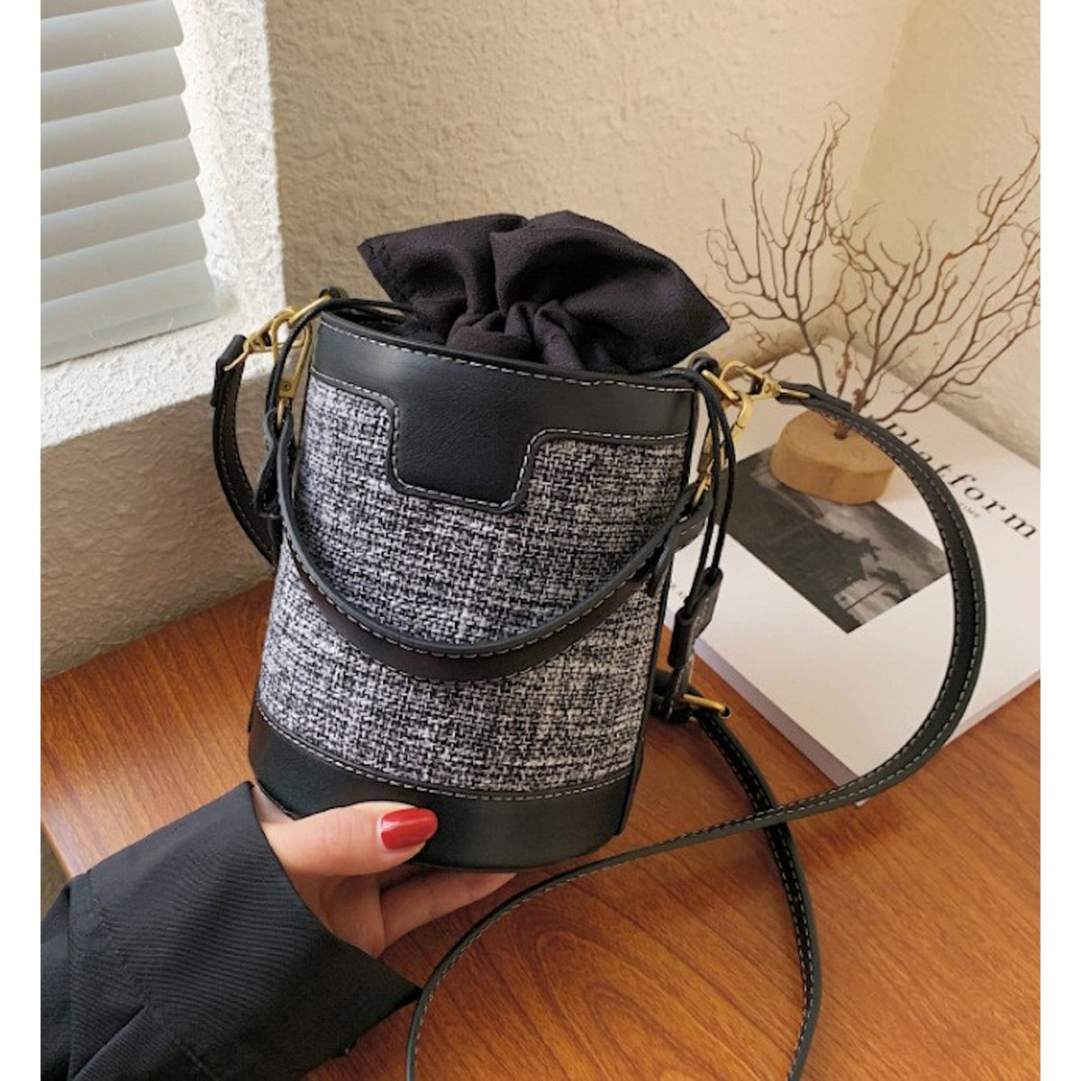 Kleine Crossbody-Handtasche in Eimerform (2 Farboptionen)