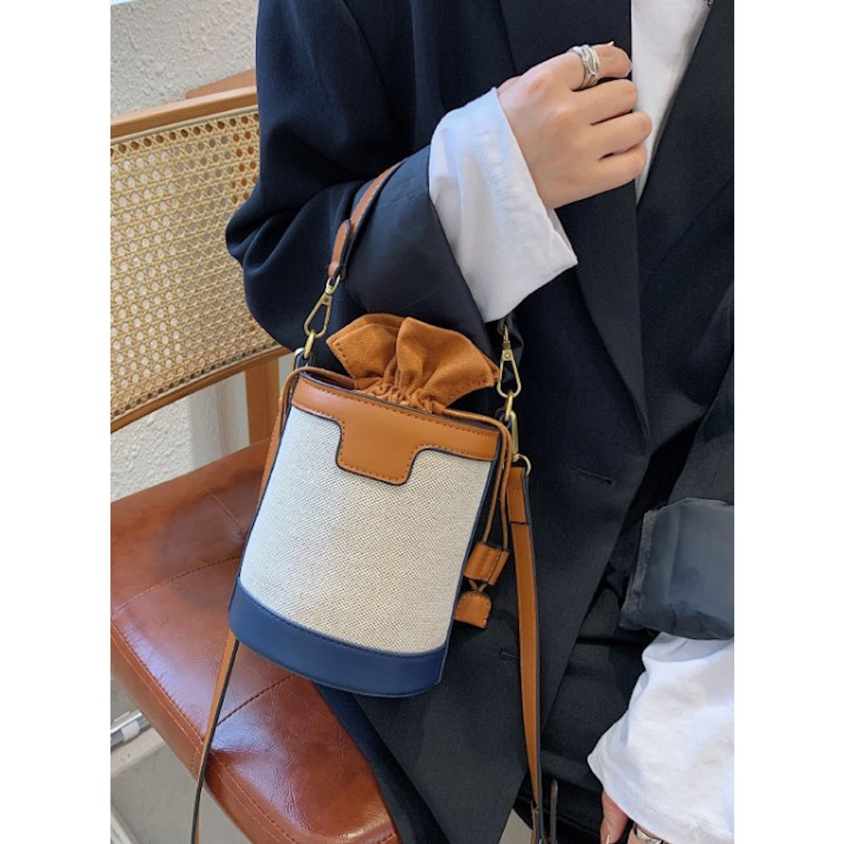 Kleine Crossbody-Handtasche in Eimerform (2 Farboptionen)