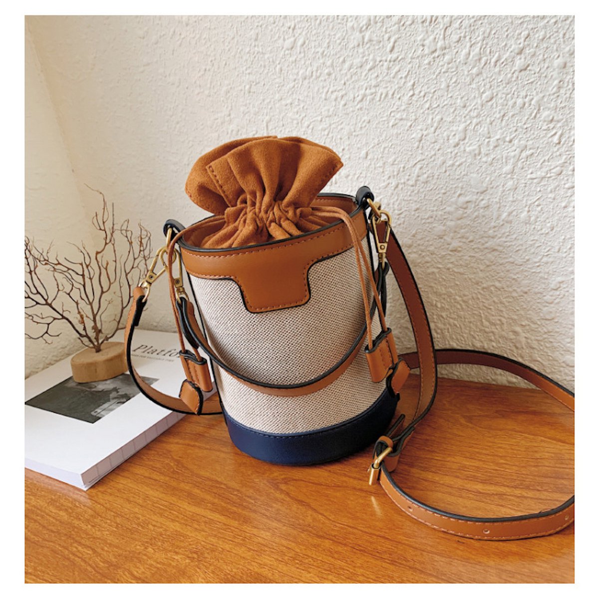 Kleine Crossbody-Handtasche in Eimerform (2 Farboptionen)