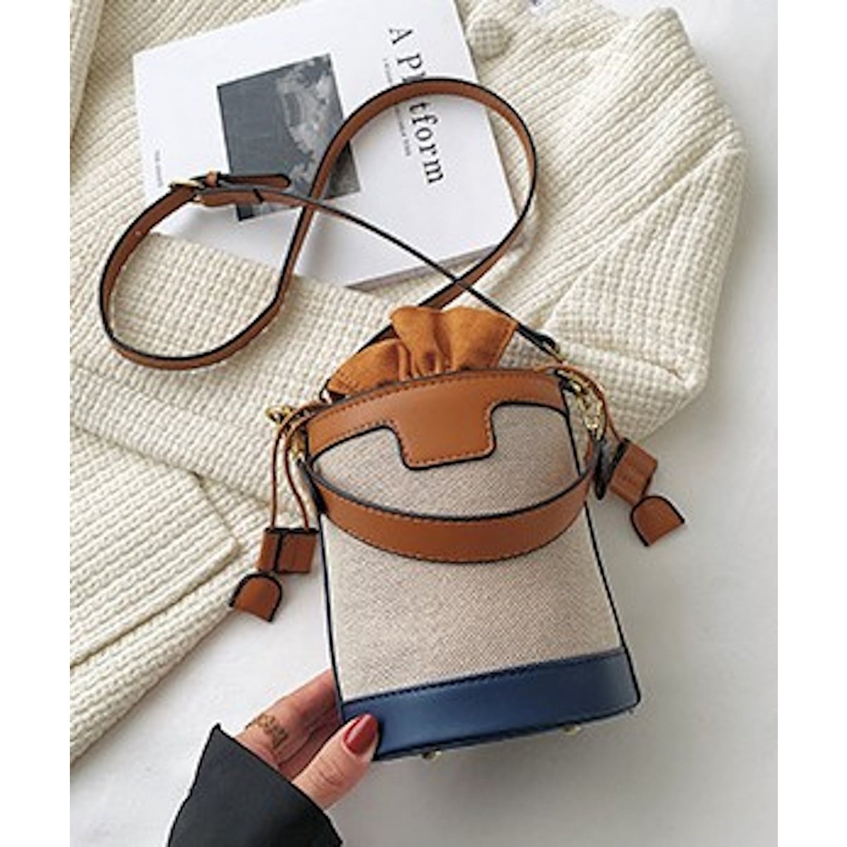 Kleine Crossbody-Handtasche in Eimerform (2 Farboptionen)