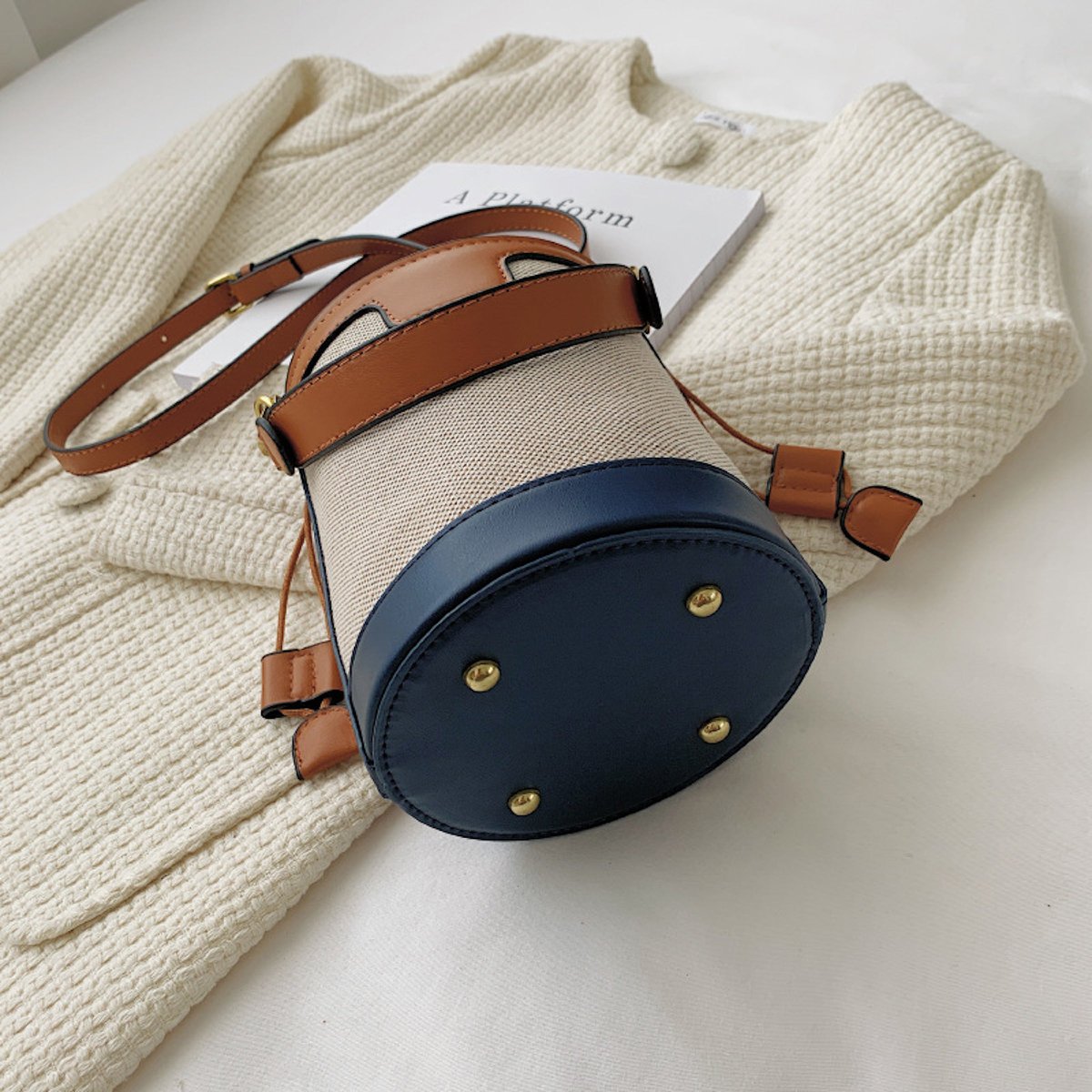 Kleine Crossbody-Handtasche in Eimerform (2 Farboptionen)