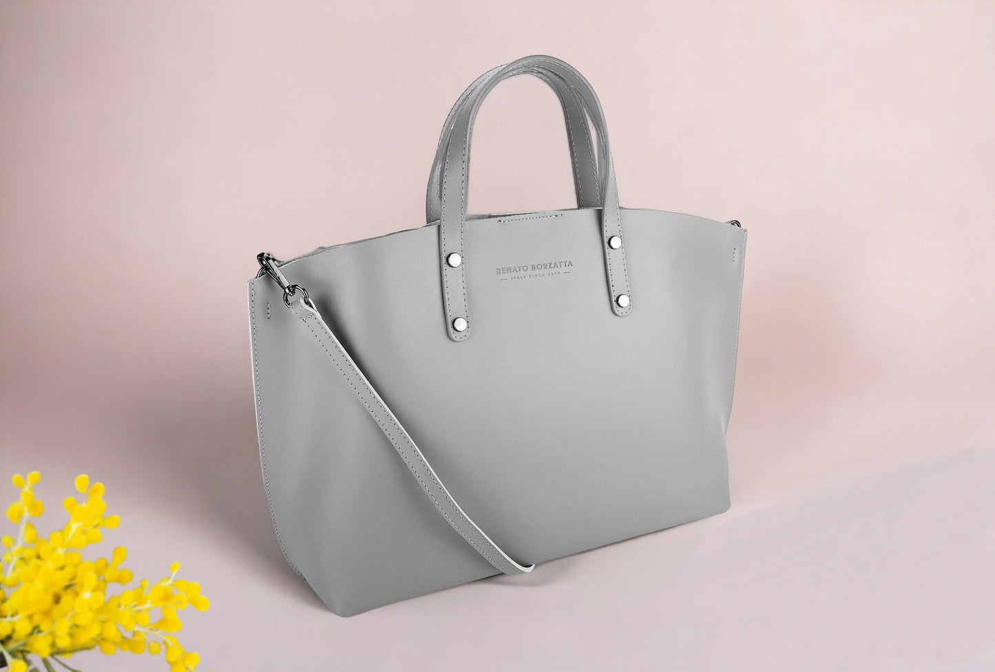 Women's handbag made of genuine leather – Made in Italy with a detachable shoulder strap. Removable large interior pocket. Shiny gunmetal metal accessories. Dimensions: 48 x 31 x 11 cm.