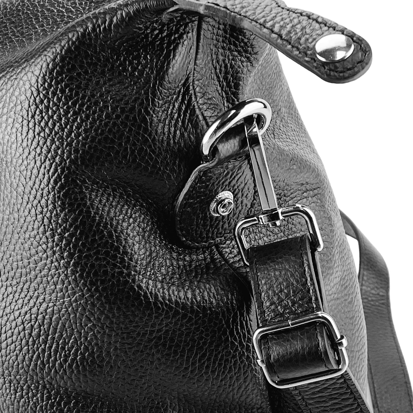 B1029A | Genuine leather travel bag – Made in Italy with an adjustable and removable shoulder strap. Zipper closure and shiny nickel-finish metal accessories. Color: Black. Dimensions: 57 x 26 x 24 cm.
