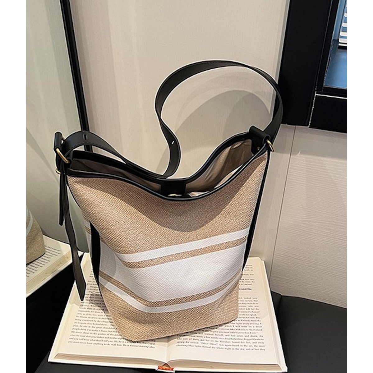 Less Is More Canvas Schultertasche mit extra Innentasche