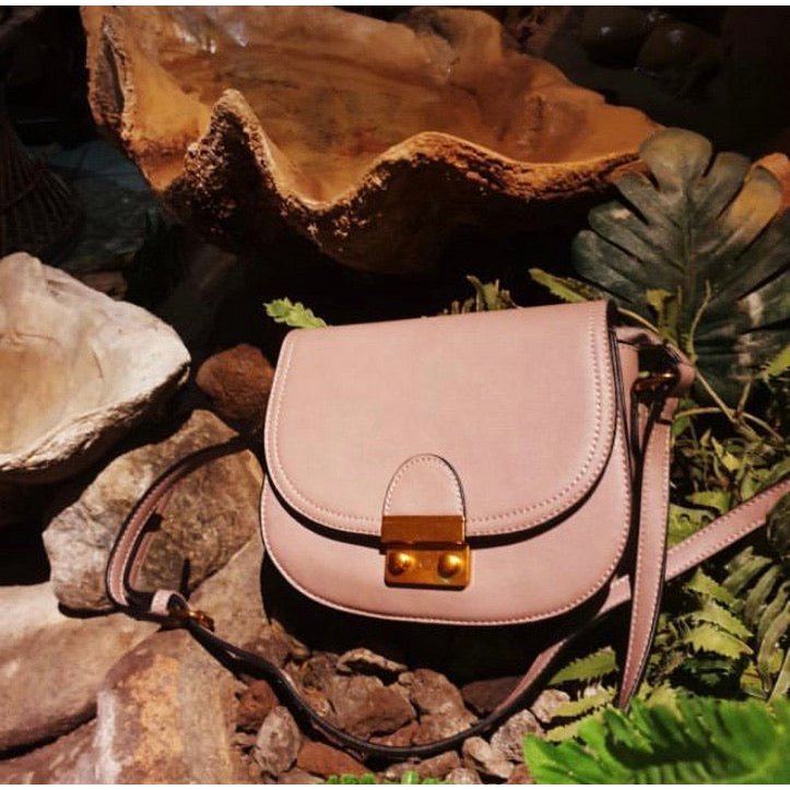 Kleine klassische Handtasche mit matter Lederoberfläche