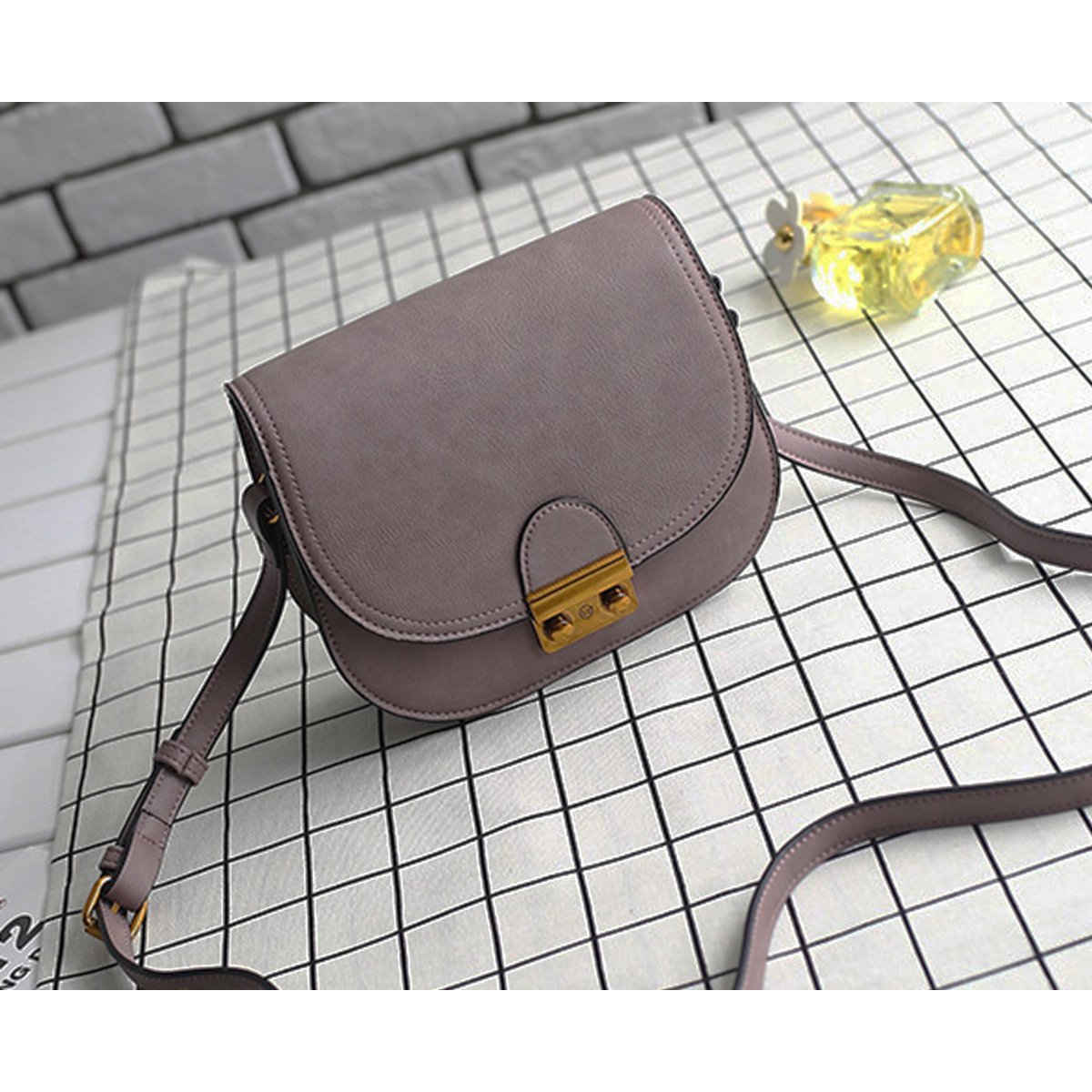 Kleine klassische Handtasche mit matter Lederoberfläche