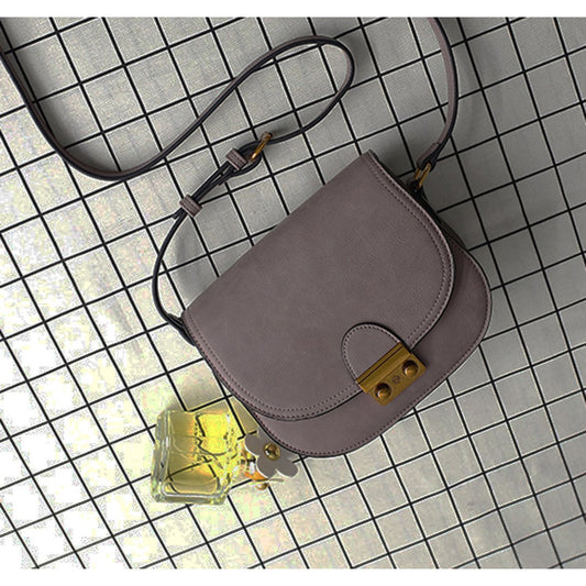 Kleine klassische Handtasche mit matter Lederoberfläche