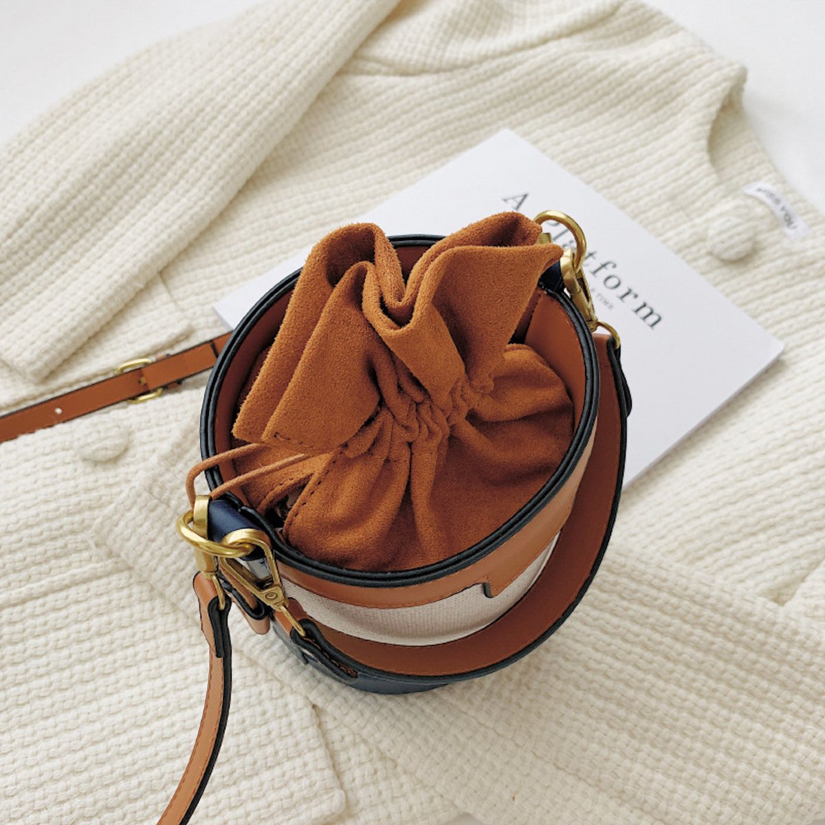 Kleine Crossbody-Handtasche in Eimerform (2 Farboptionen)