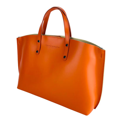 Women's handbag made of genuine leather – Made in Italy with a detachable shoulder strap. Removable large interior pocket. Shiny gunmetal metal accessories. Dimensions: 48 x 31 x 11 cm.